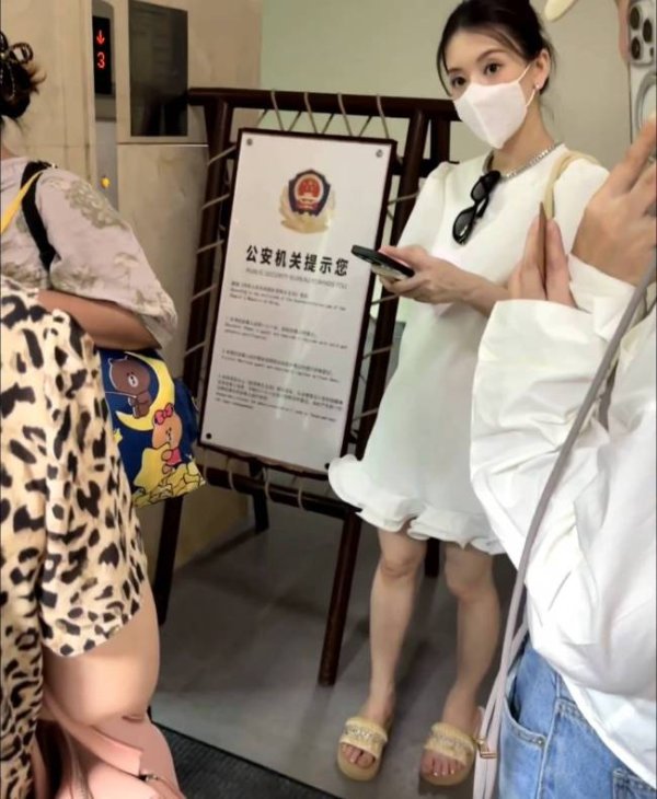 股票配资网址 郭富城娇妻方媛近照曝光！挺孕肚四肢依旧十分纤细